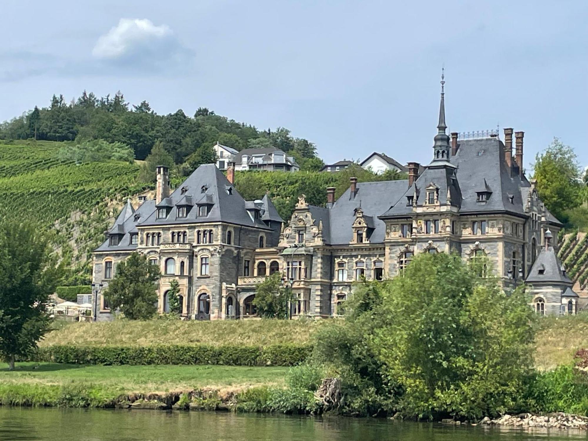 Moderne Ferienwohnung Zur Schlosshöhe Lieser Exterior foto